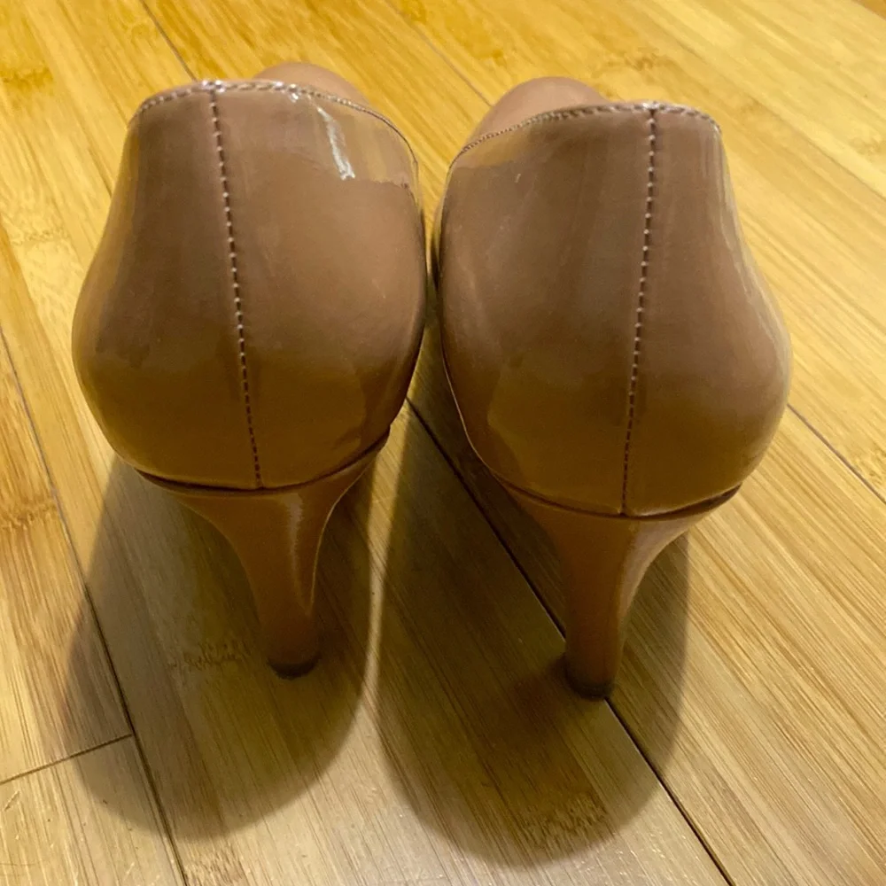 Naturalizer Size 6W Nude Shiny Platform Pumps - Picture 2 of 8